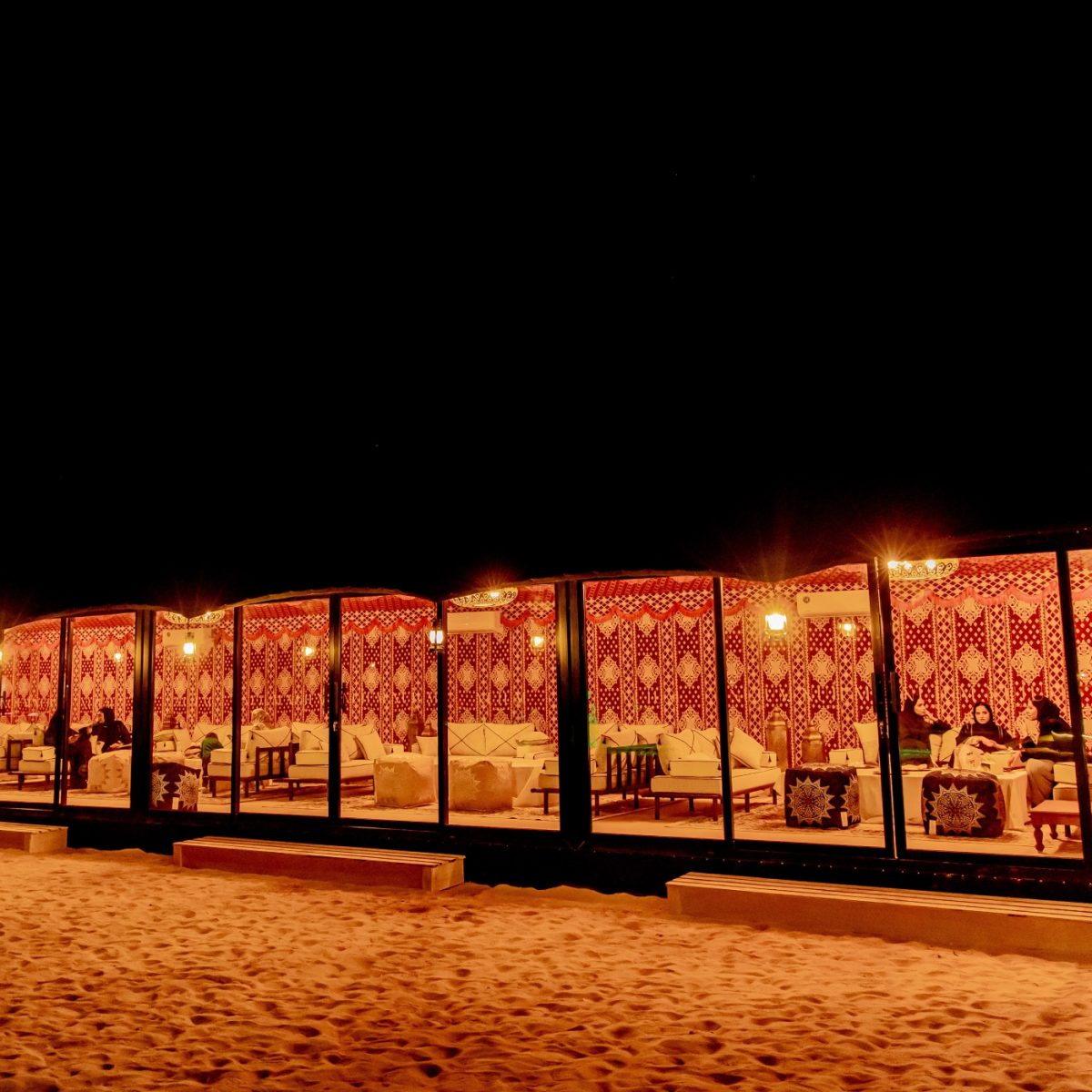 VIP tent and NUjum Desert Camp, dinner at the camp